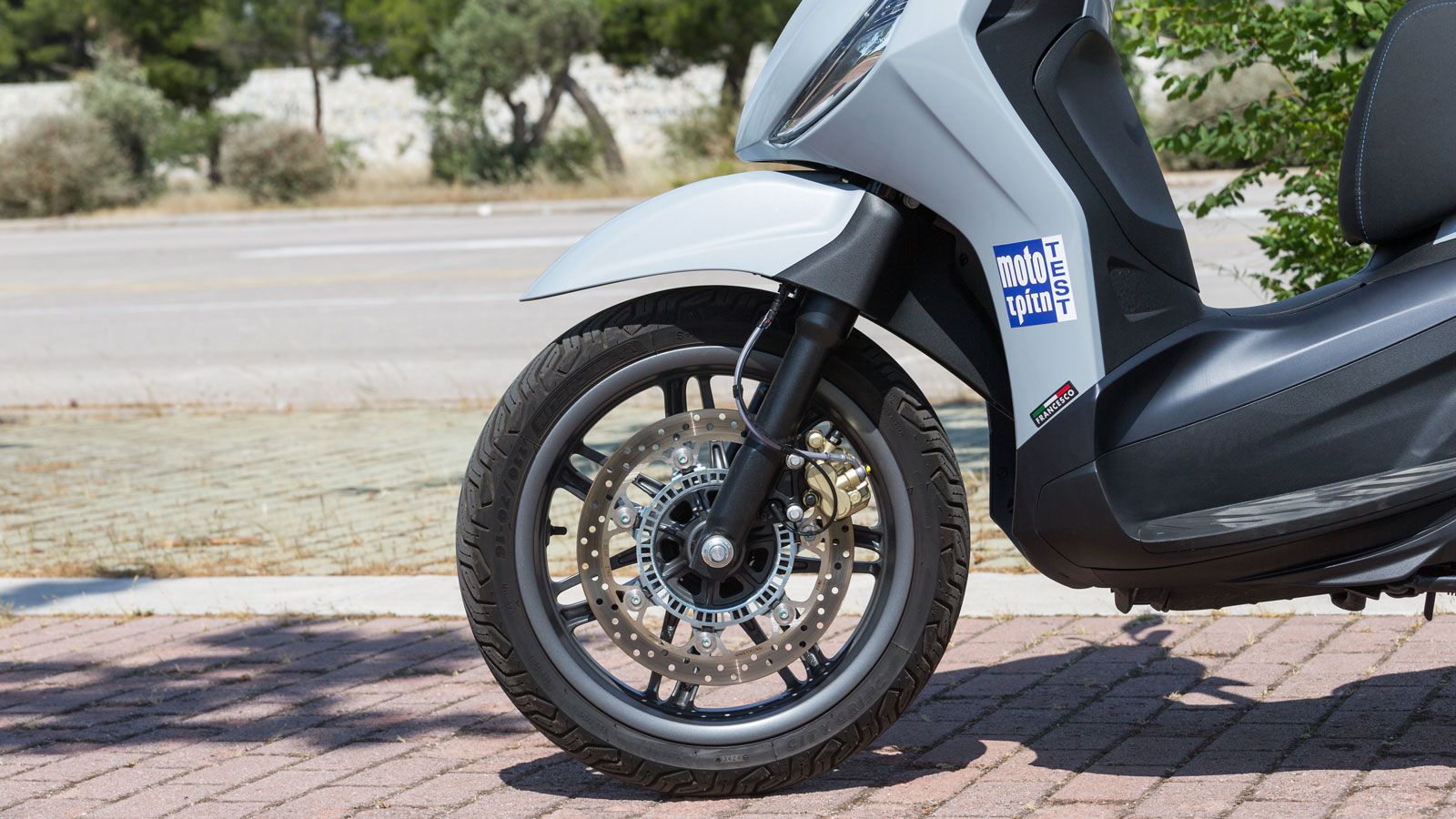 Το σύστημα πέδησης αποτελείται από έναν μεγάλο δίσκο 300χλστ εμπρός με δαγκάνα 2 εμβόλων και σωληνάκι υψηλής πίεσης και έναν δίσκο 240χλστ πίσω επίσης