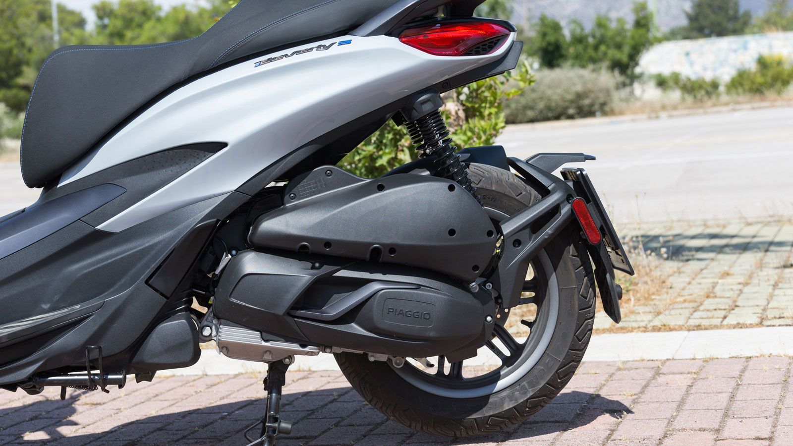 Μονοκύλινδρος, υδρόψυκτος κινητήρας 310cc με έναν επικεφαλής εκκεντροφόρο.