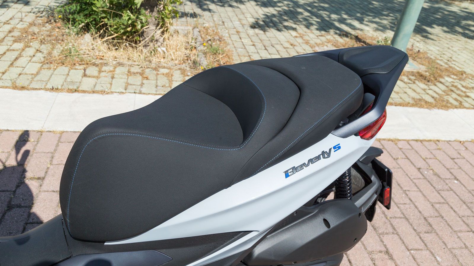 Η σέλα είναι δύο επιπέδων προσφέροντας στήριξη στην μέση του αναβάτη, ενώ έχει πλούσιο αφρώδες υλικό και υψηλής ποιότητας κάλυμμα.