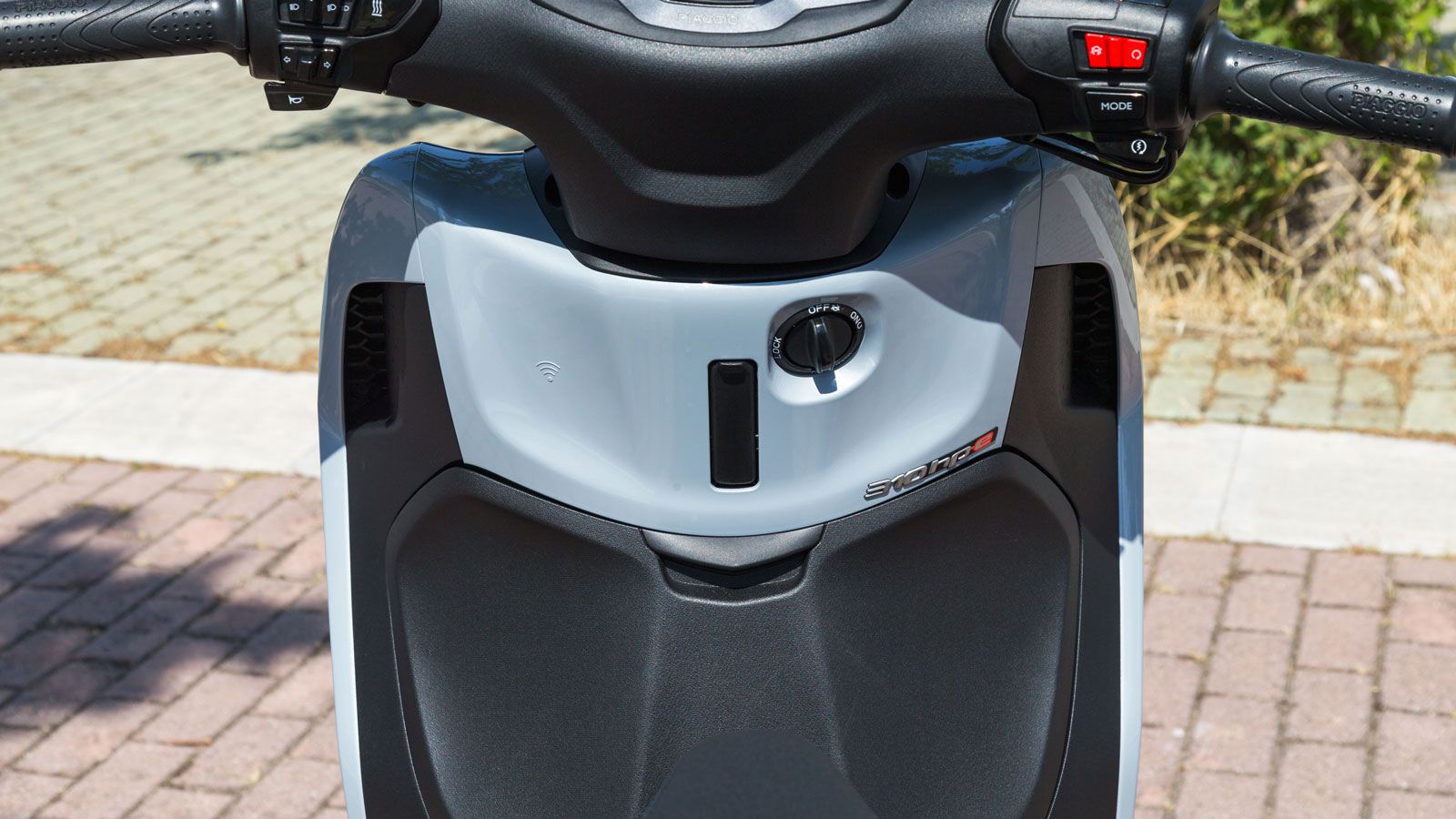 Το ντουλαπάκι στην ποδιά δεν έχει αλλαγές και προσφέρει μία ακόμα λύση για αποθήκευση μικρών αντικειμένων.