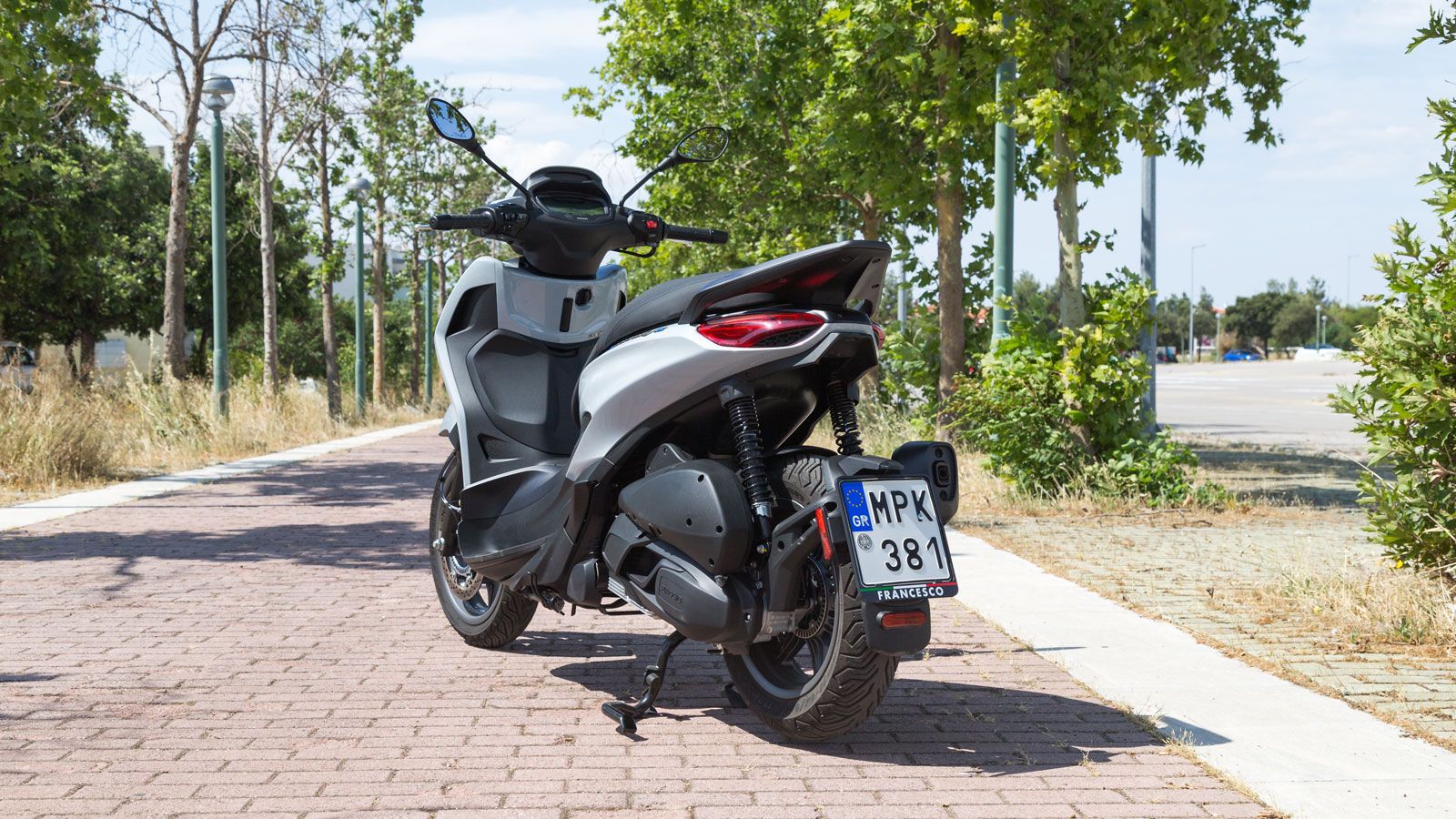 Η ανεμπόδιστη όψη που προσφέρει στο πίσω μέρος η χαμηλά τοποθετημένη βάση πινακίδας, «φωνάζει» ιταλική φινέτσα, ενώ το τελικό της εξάτμισης θυμίζει μο