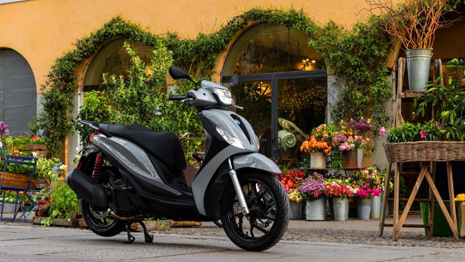 Piaggio: Αποκαλύπτουμε τις τιμές των νέων Beverly και Medley 2025