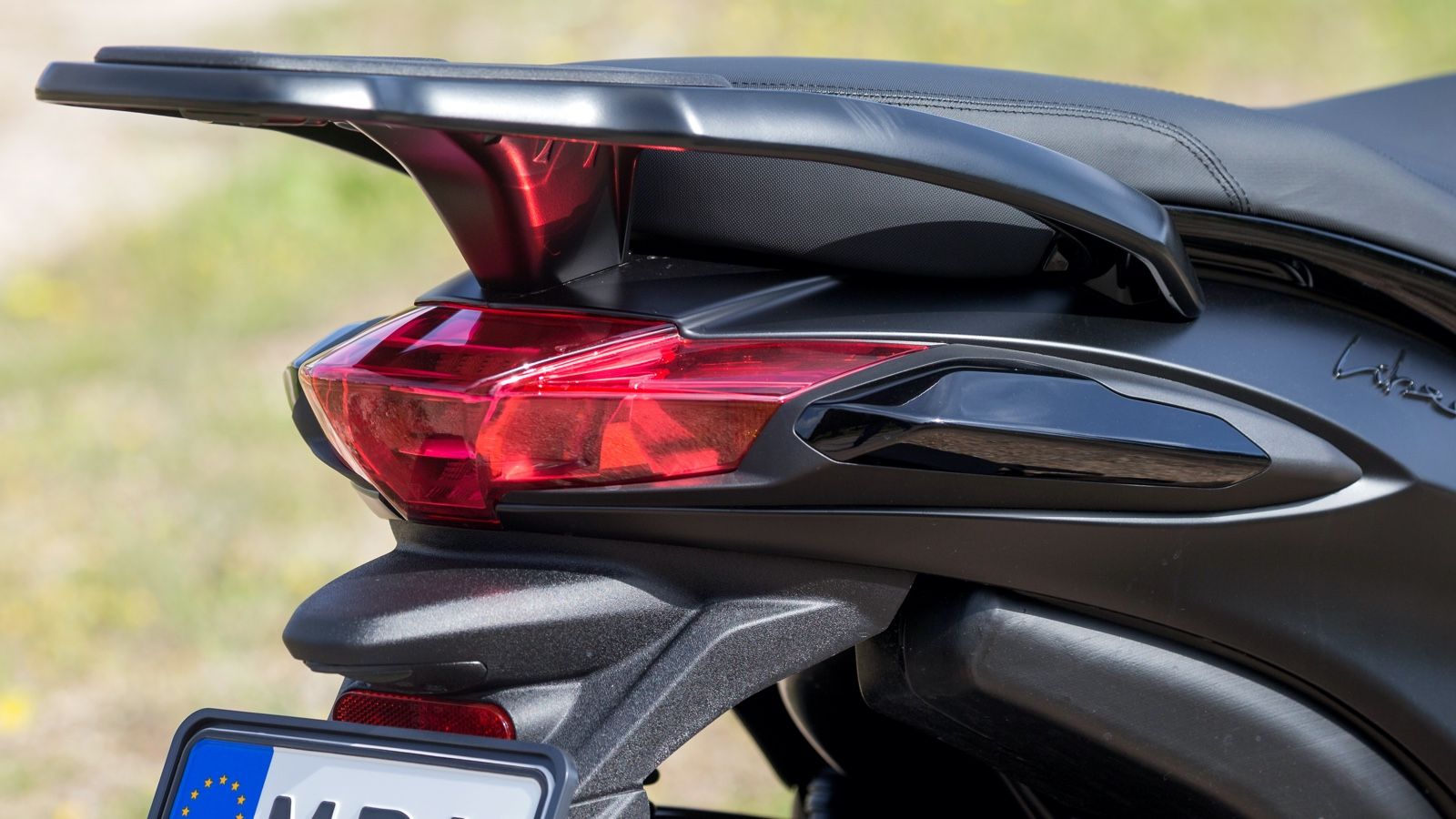 Ανασχεδιασμένος είναι επίσης ο πίσω προβολέας.