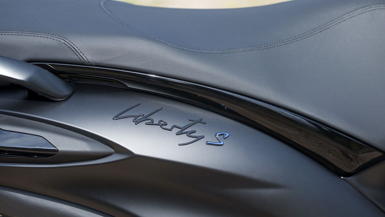 Οι μαύρες και μπλε λεπτομέρειες της έκδοσης S στα πλαστικά μέρη του scooter και τους τροχούς, δηλώνουν τον δυναμικό του χαρακτήρα.