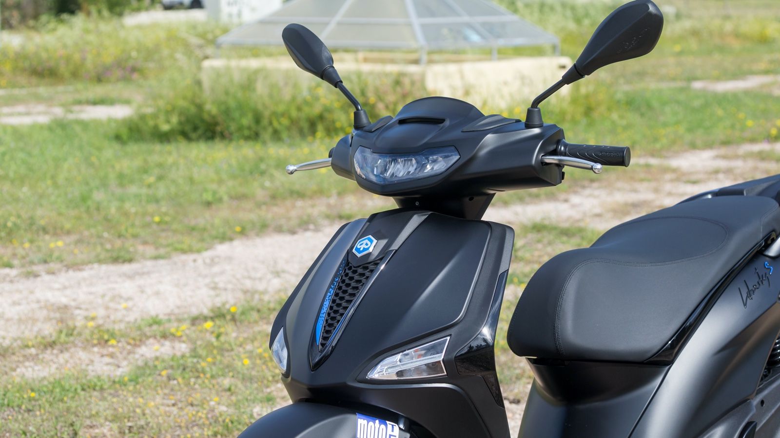 Νέα φωτιστικά σώματα εμπρός, με πιο σύγχρονο προβολέα LED σε οριζόντια διάταξη.