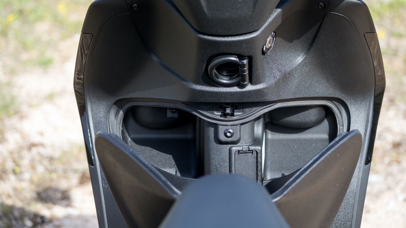 Γάντζος για ψώνια και φαρδύ ντουλαπάκι που κλειδώνει.