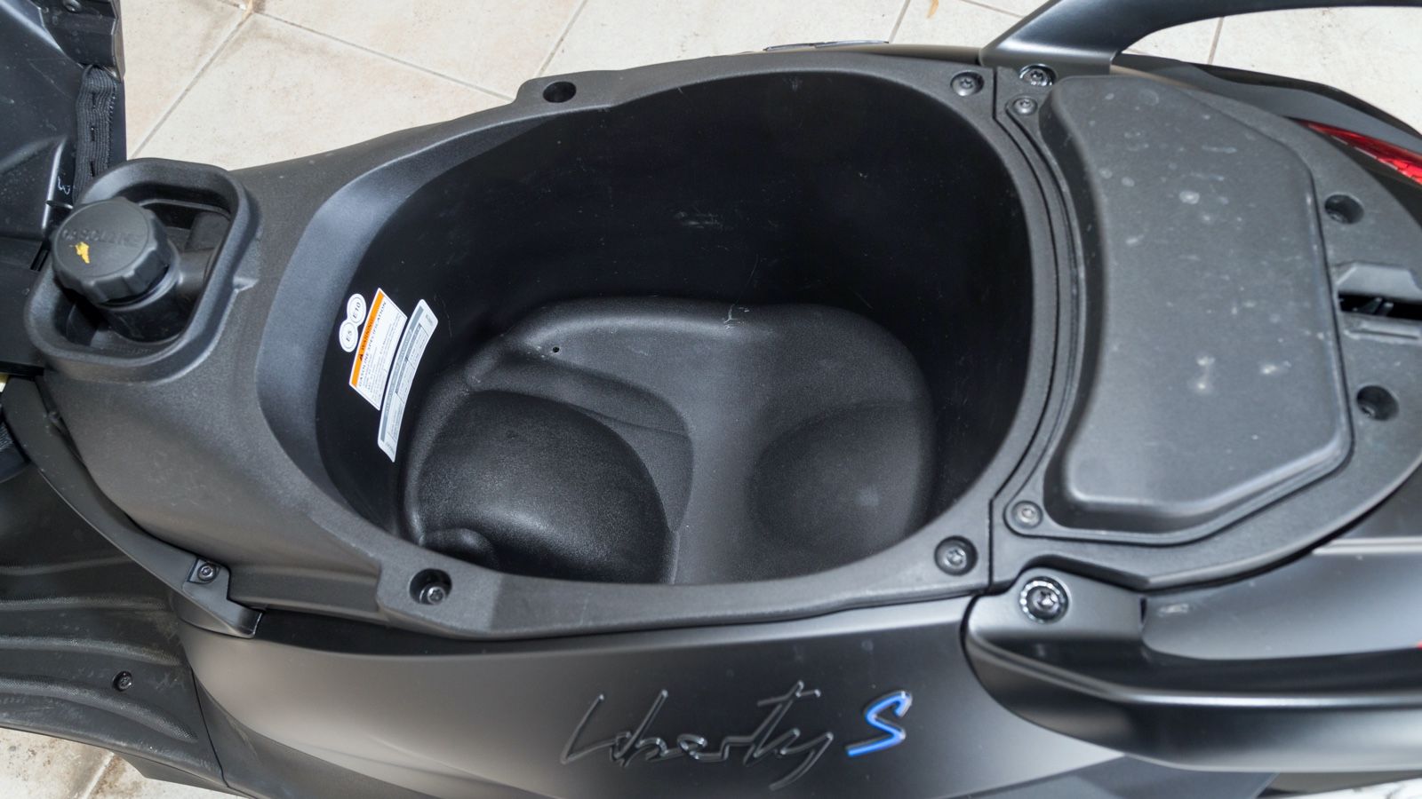 Χώρος κάτω από τη σέλα που χωράει ένα jet κράνος.