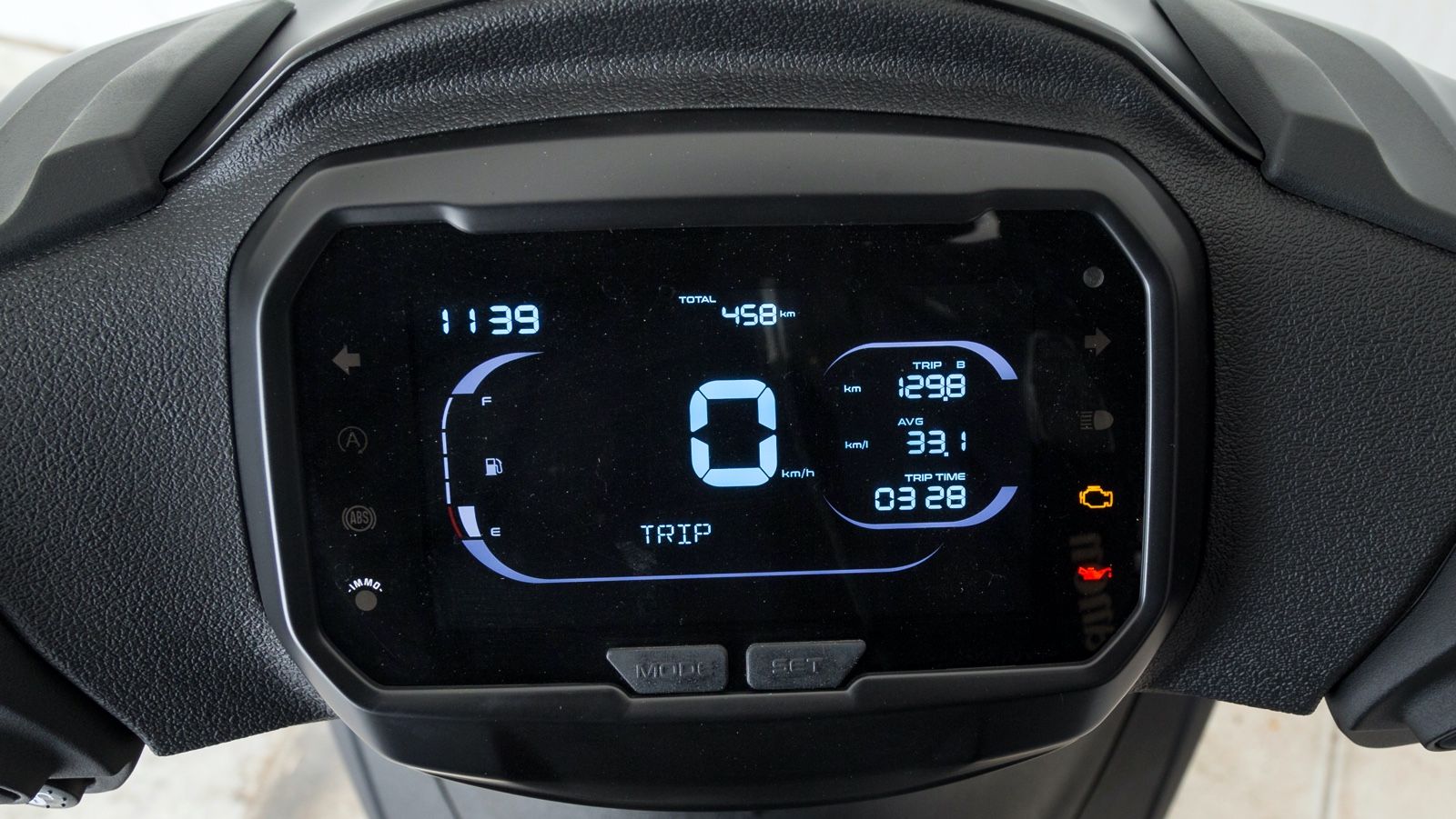 Οθόνη LCD με αυτόματη φωτεινότητα.