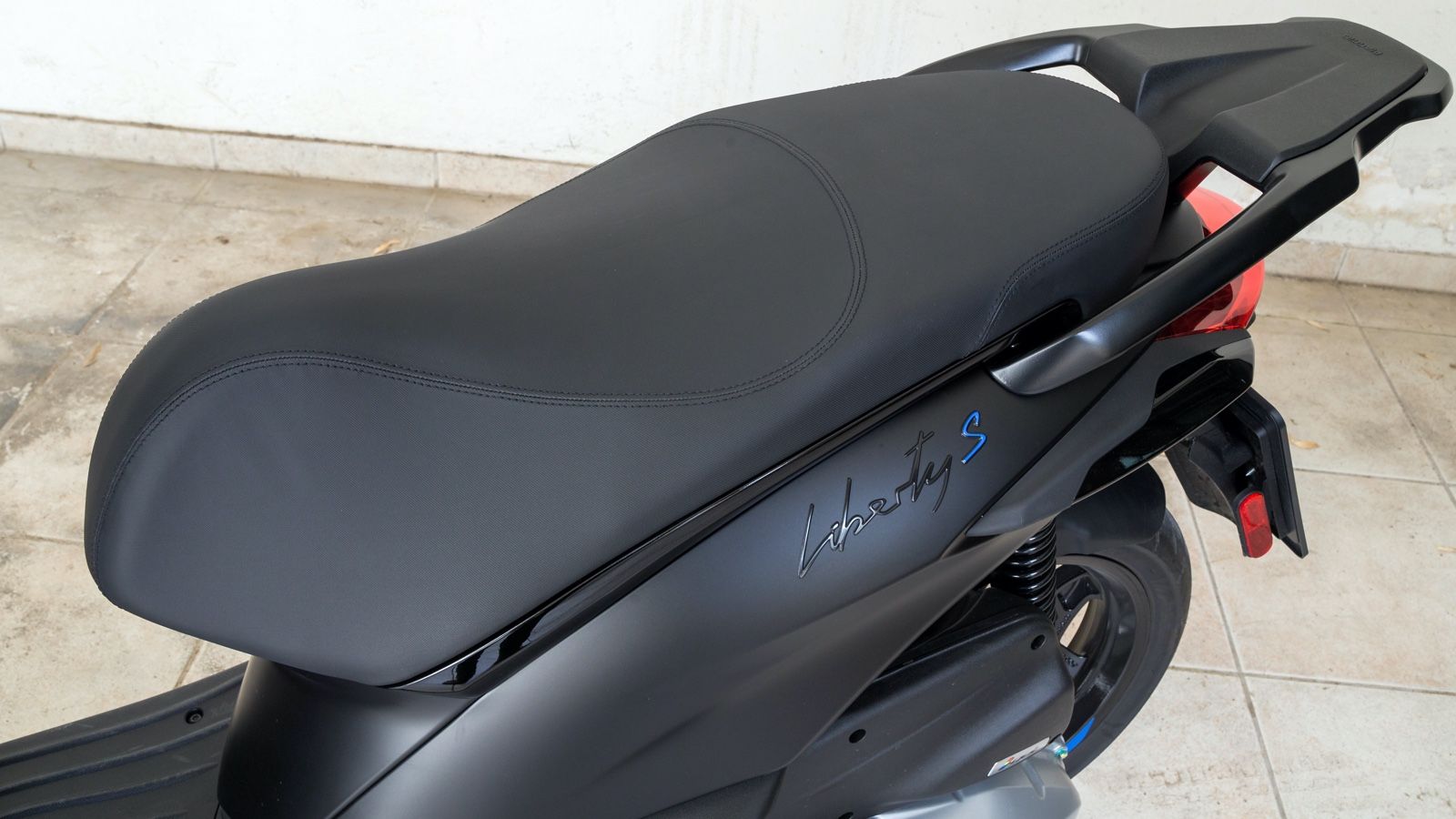 Η σέλα είναι αρκετά λεπτή εμπρός ώστε να προσφέρει ένα ασφαλές πάτημα στο έδαφος, ενώ προς τα πίσω φαρδαίνει με μπόλικο αφρώδες υλικό και σχηματίζει έ