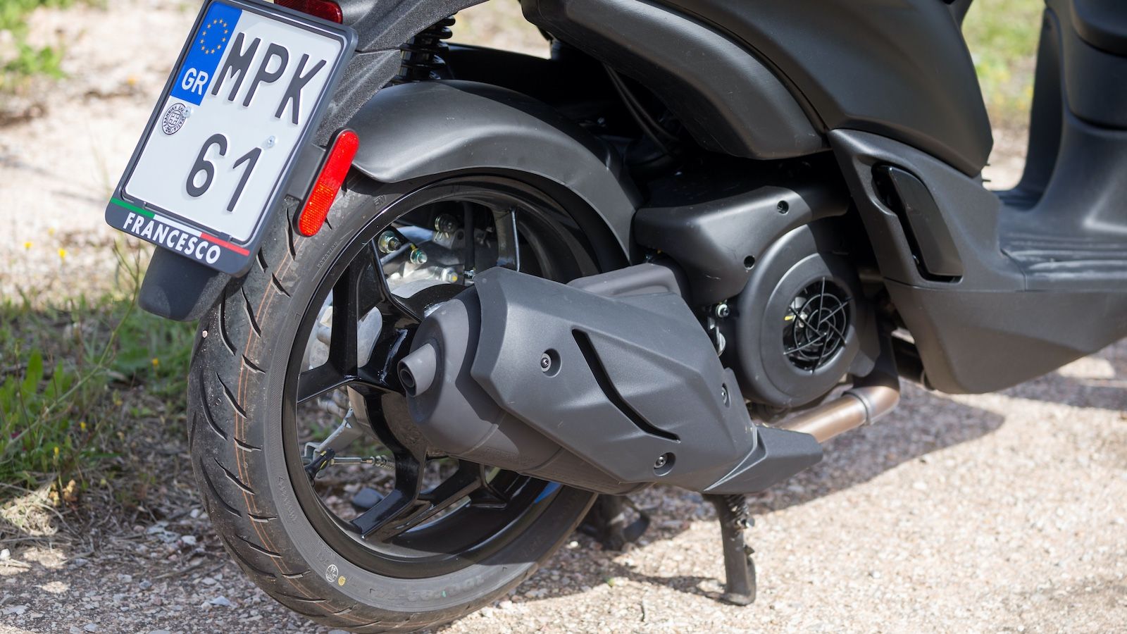 Παράκεντρα τοποθετημένο πίσω αμορτισέρ και ταμπούρο για την πέδηση