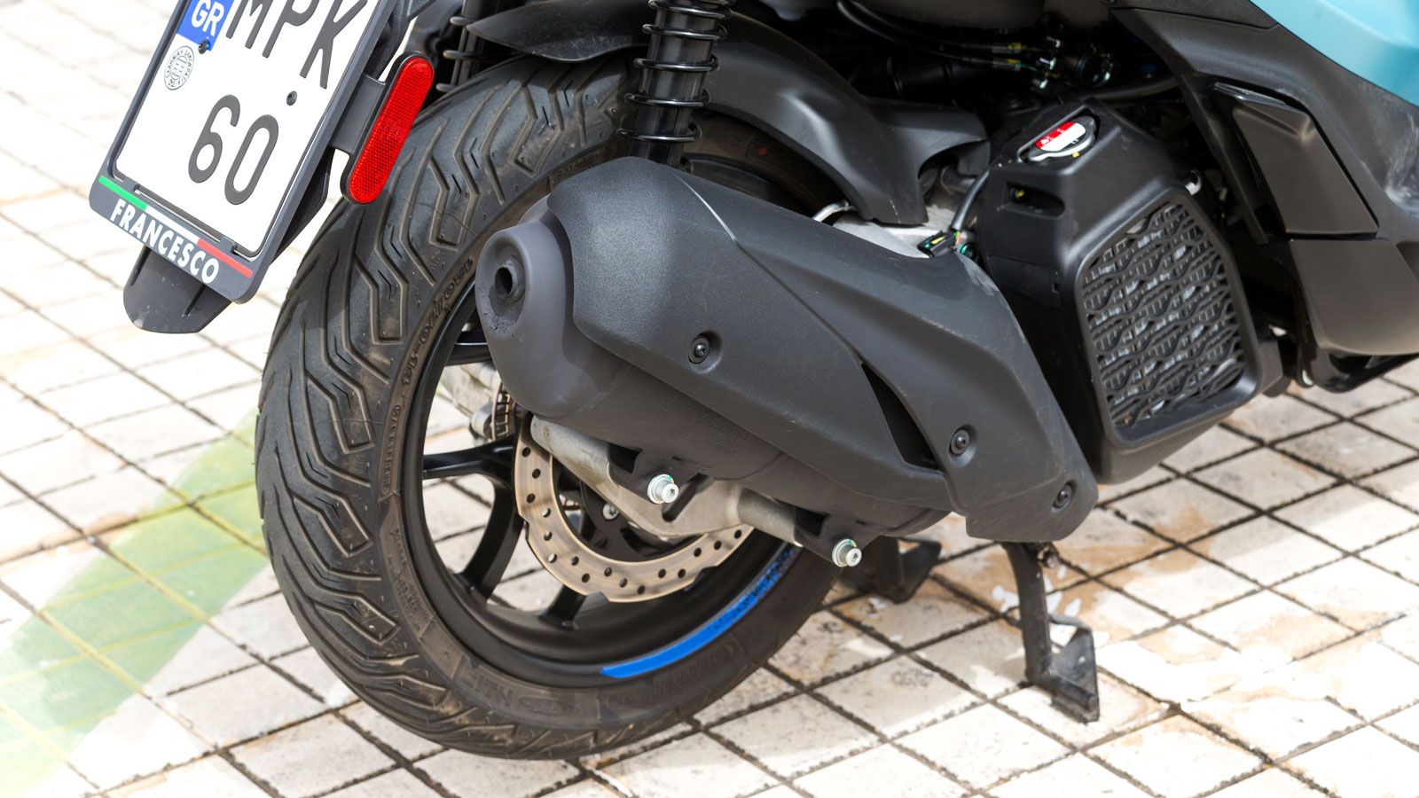 Συνεργάζεται με τηλεσκοπικό πιρούνι 33 χιλιοστών εμπρός και διπλά αμορτισέρ πίσω με την προφόρτιση των ελατηρίων τους να ρυθμίζεται σε 5 θέσεις. Οι δί