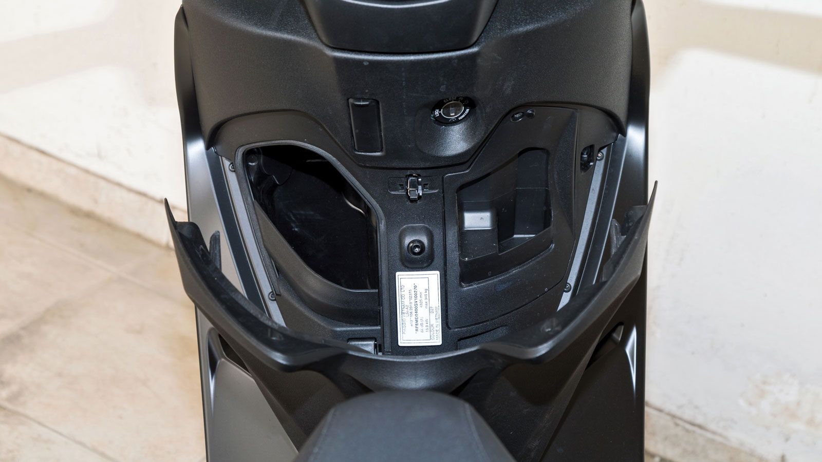 Ο γάντζος στην ποδιά σε συνδυασμό με το επίπεδο πάτωμα, επιτρέπουν τη μεταφορά τσάντας,  χαρτοφύλακα ή laptop χωρίς μπελάδες.