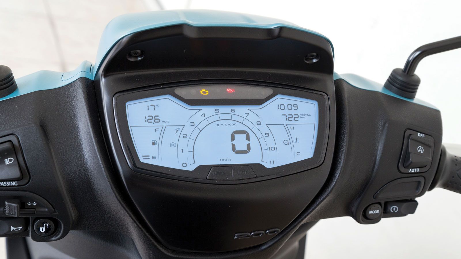 Το σύστημα πολυμέσων Piaggio MIA - στάνταρ στην έκδοση S – προσφέρει συνδεσιμότητα με smartphone μέσω Bluetooth, επιτρέποντας τη διαχείριση τηλε