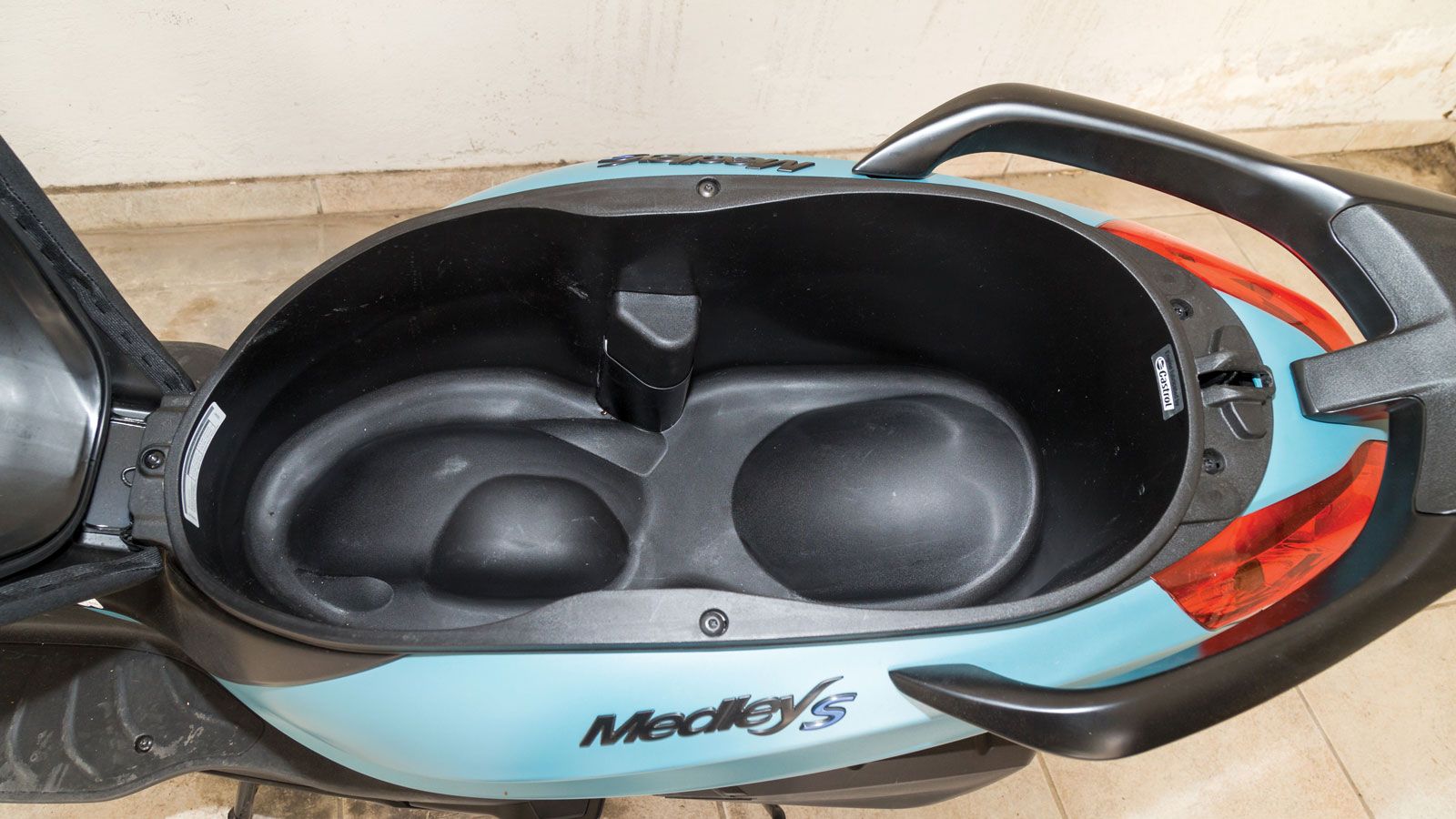 Μπορεί να μην φωτίζεται αλλά με χωρητικότητα 35 λίτρα μπορεί να φιλοξενήσει έως και δύο full face κράνη- αρκεί να μην έχουν περίεργους αεραγωγούς και 