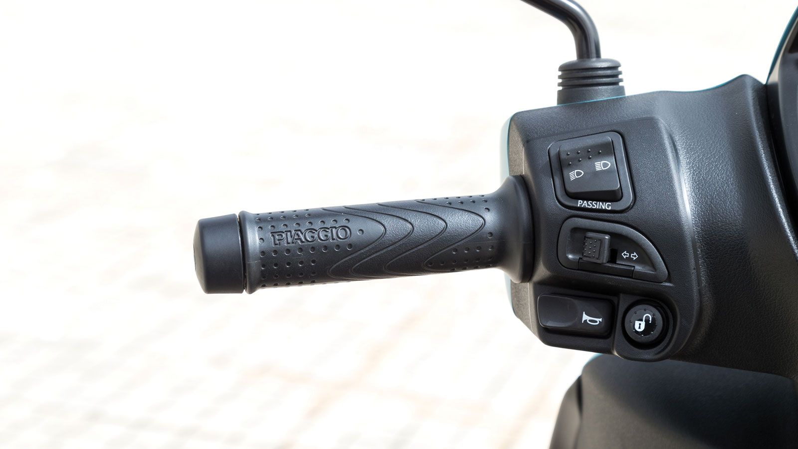 Γνώριμη η διάταξη των διακοπτών με high feature το κουμπί ηλεκτρικής απελευθέρωσης της σέλας και το κουμπί on-off για το σύστημα Start-Stop, απουσιάζε