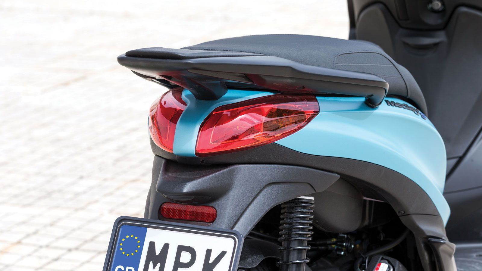 Το οπίσθιο LED φανάρι χωρίζεται σε δύο τμήματα, ενώ στο πάνω μέρος της ουράς βρίσκεται η πρακτική σχάρα με τις ενσωματωμένες χειρολαβές.