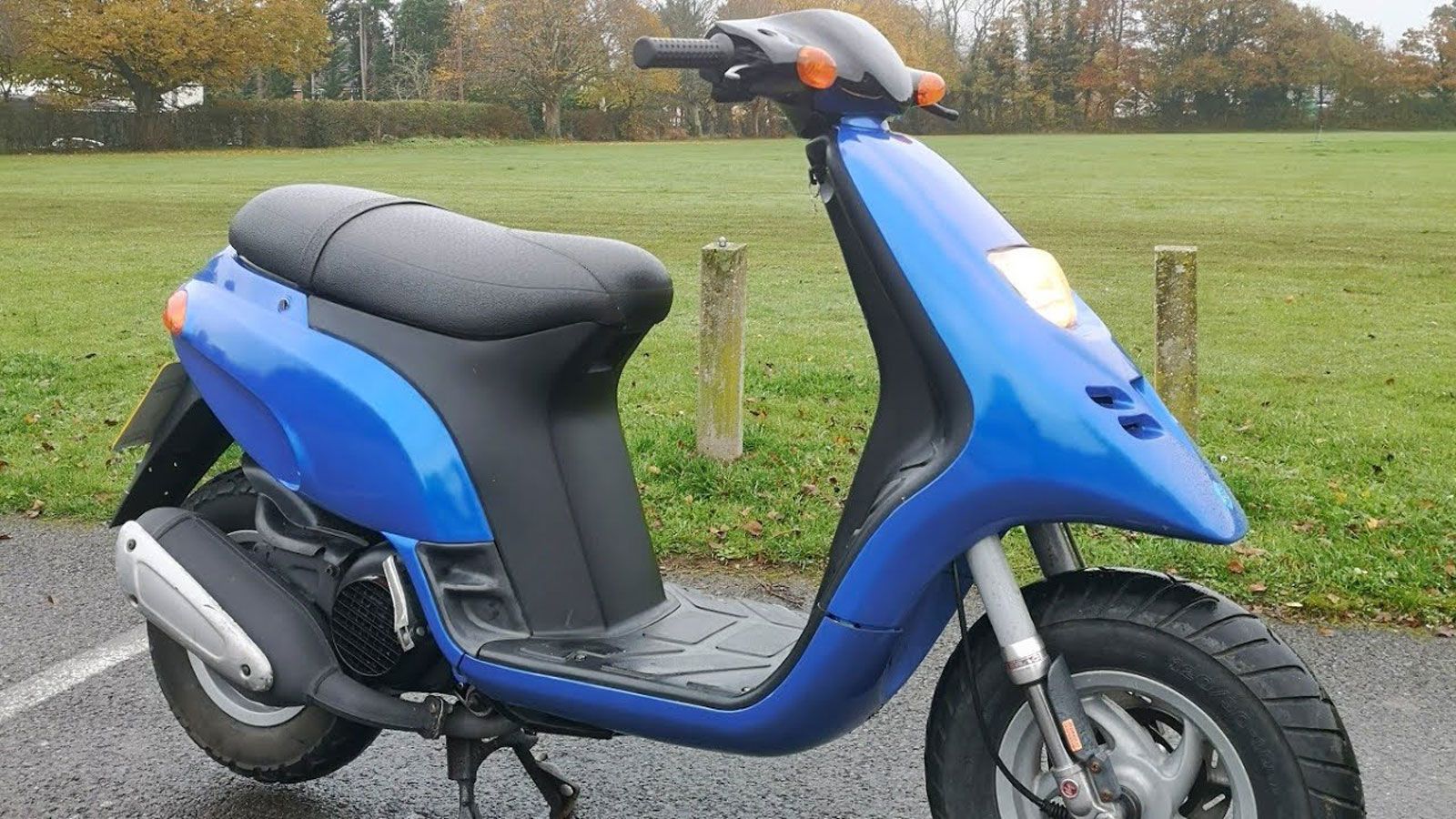 Κάπου στα τέλη των 90s και τις αρχές του 2000, όταν η ελληνική νεολαία ξημεροβραδιαζόταν στα περίπτερα για κάρτες κινητού και στα συνεργεία, το Piaggi