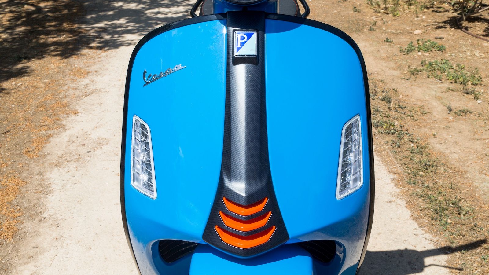 Η έκδοση Supersport φέρει μεταξύ άλλων carbon-look γραβάτα και βαμμένες σε μαύρο γυαλιστερό λεπτομέρειες.