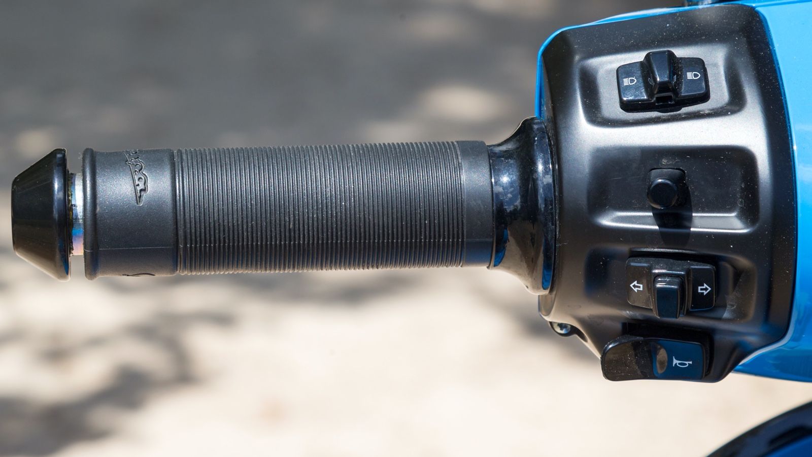 Διακρίνεται ο διακόπτης-joystick για τον έλεγχο της οθόνης και του συστήματος συνδεσιμότητας Vespa MIA.