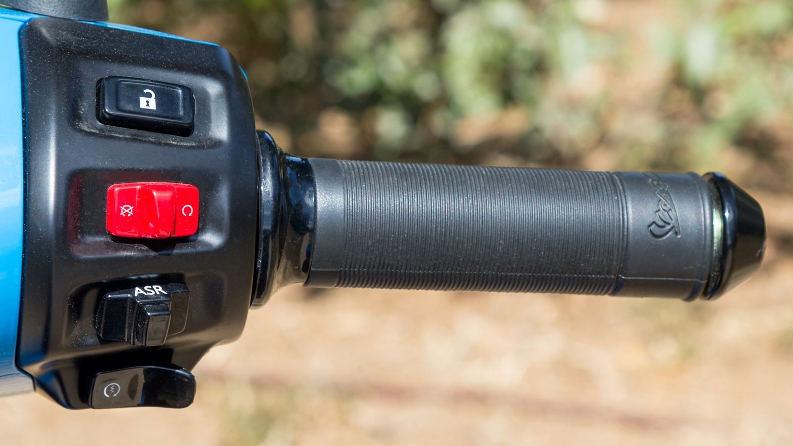 Η εργονομική διάταξη των διακοπτών διευκολύνει τη χρήση τους.