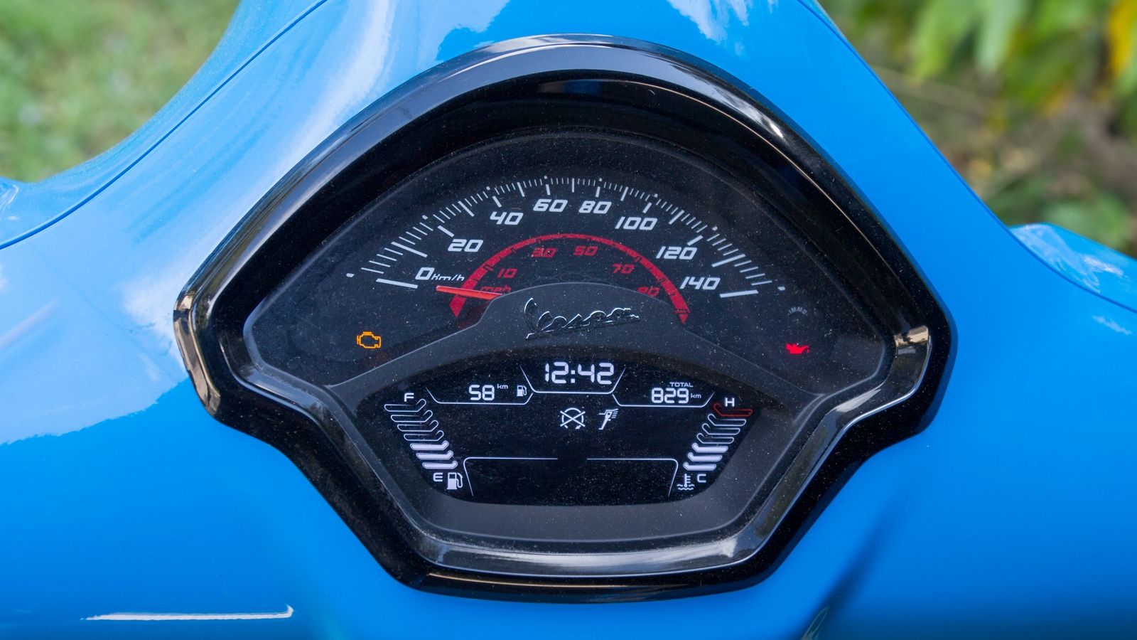 Το ταχύμετρο επιμένει αναλογικά, ενώ η οθόνη LCD 3 ιντσών προσφέρει λειτουργίες ελέγχου ακόμα και για συνδεσιμότητα μέσω bluetooth μέσω Vespa MIA.