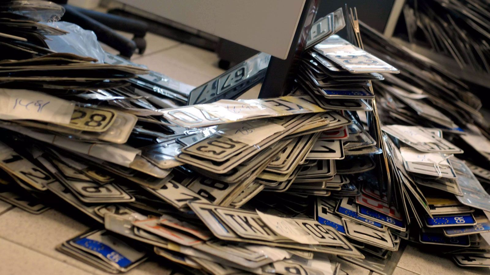 Η έκδοση νέων πινακίδων κυκλοφορίας έχει «παγώσει» λόγω έλλειψης ψευδαργύρου (τσίγκου), του βασικού μετάλλου που χρησιμοποιείται στην κατασκευή τους. 