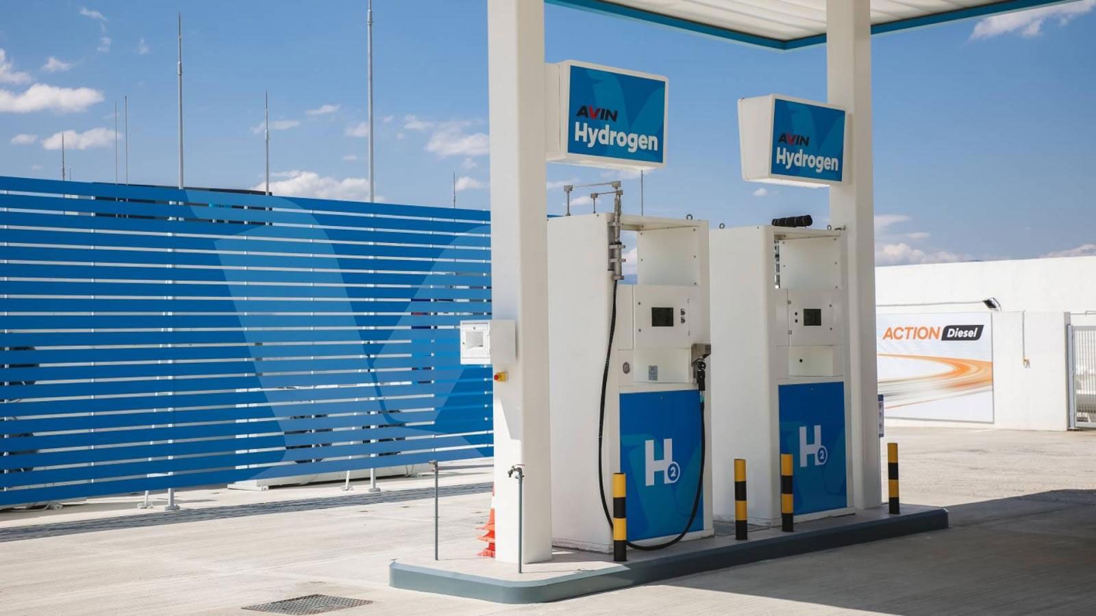 Το πρώτο δημόσια προσβάσιμο πρατήριο υδρογόνου στην Ελλάδα εγκαινιάστηκε στους Αγίους Θεοδώρους, σηματοδοτώντας μια ιστορική στιγμή για τη μετάβαση σε