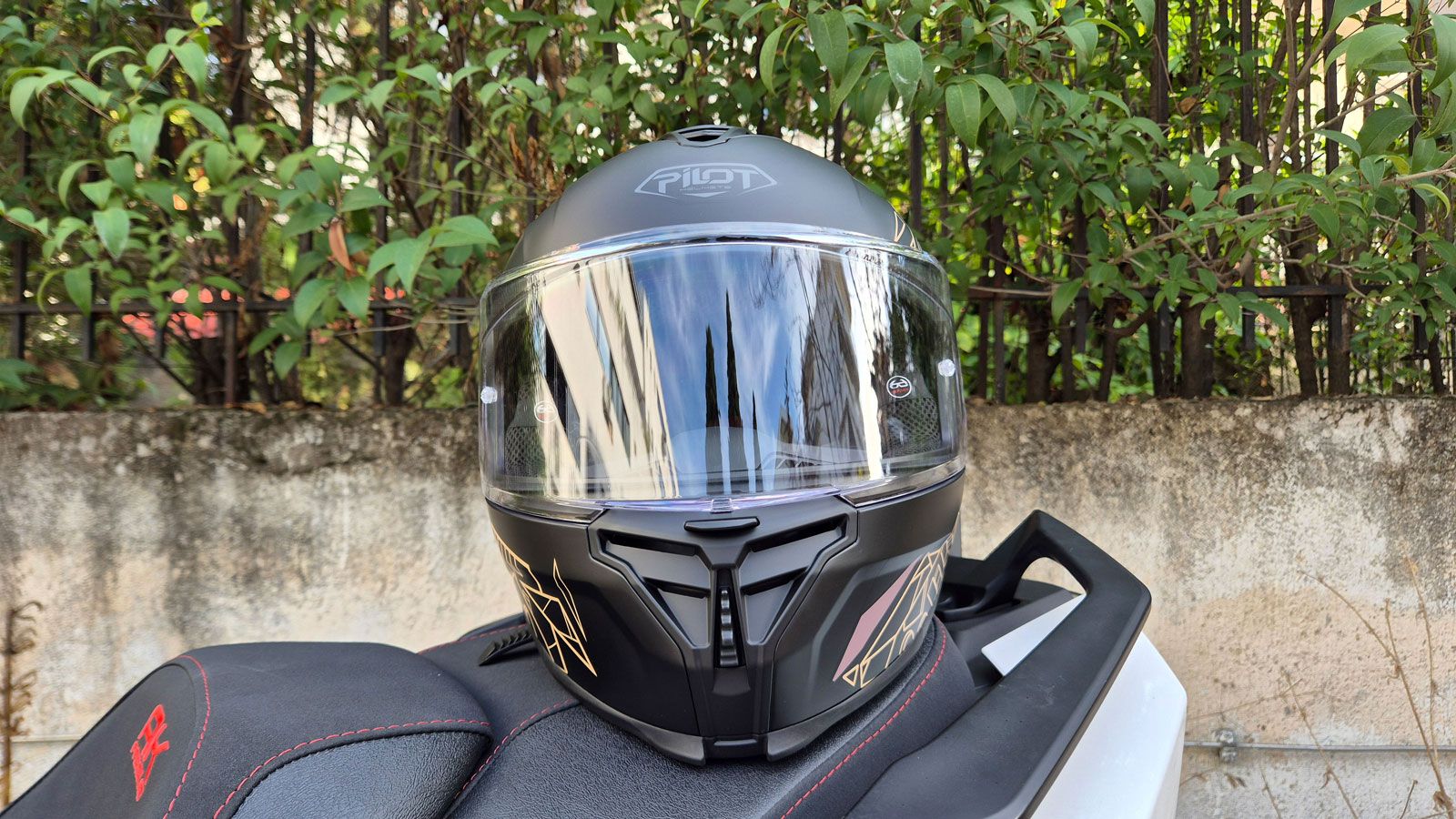 Εμπρός όψη του Pilot Corsair SV City.