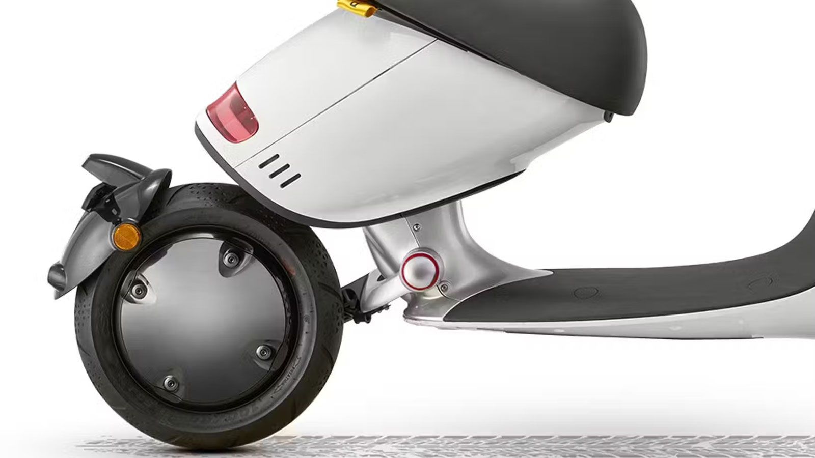 Το πιο εντυπωσιακό στοιχείο είναι η ορατή 10ιντση πίσω ζάντα, η οποία αναδεικνύεται χάρη στη μονόπλευρη πίσω ανάρτηση με μονό αμορτισέρ τοποθετημένο σ