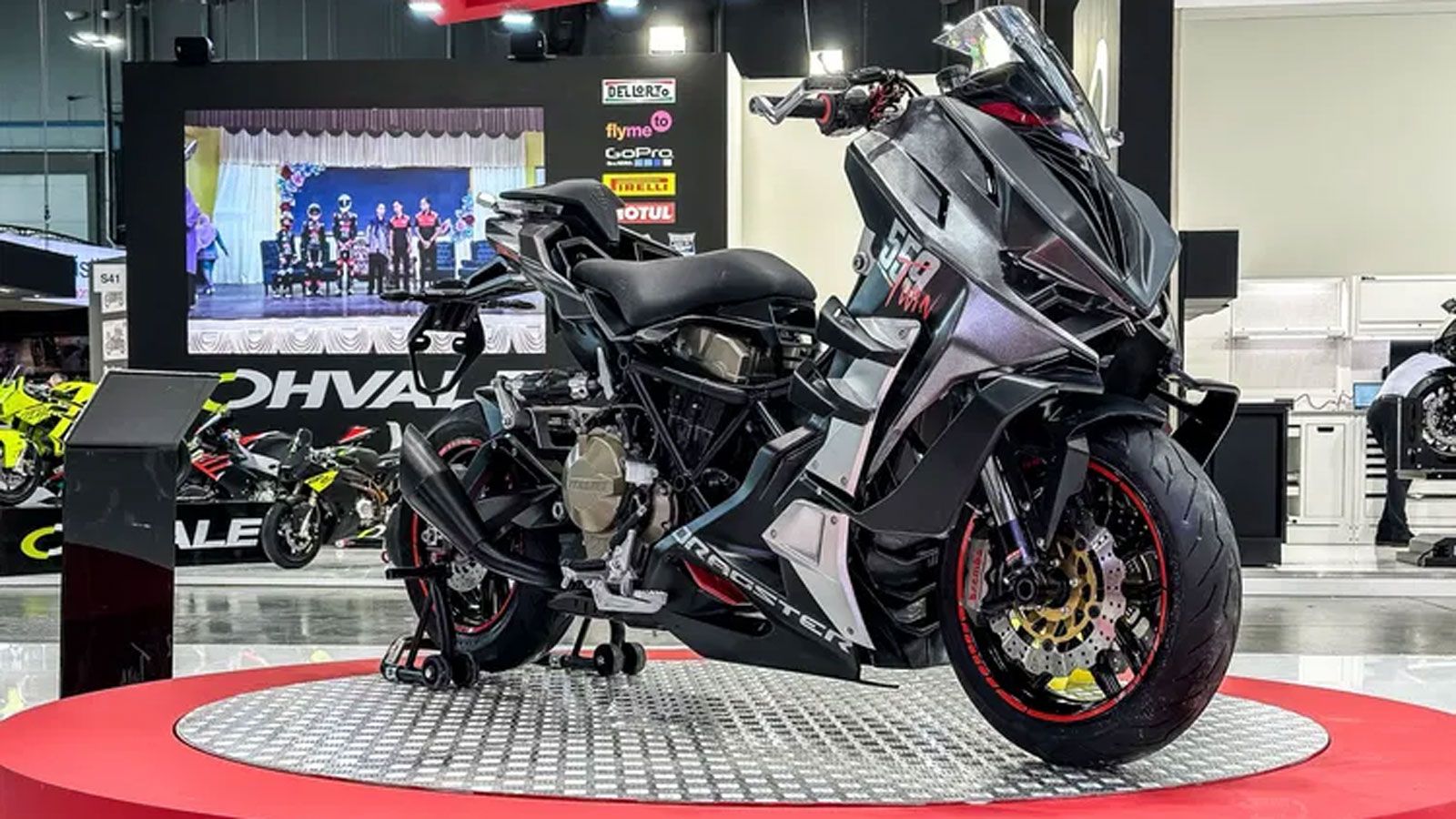 Η QJ Motor ετοιμάζεται να εισέλθει δυναμικά στην κατηγορία των maxi-scooter υψηλών επιδόσεων, παρουσιάζοντας ένα νέο μοντέλο που μοιάζει εντυπωσιακά μ