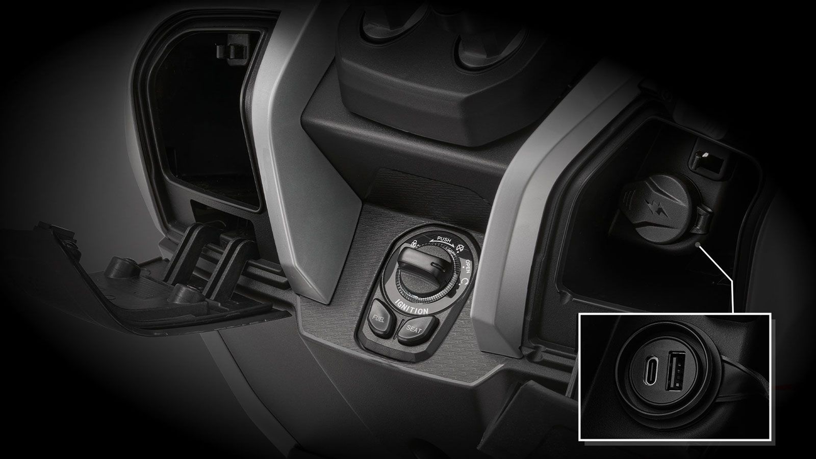 Στο μπροστινό μέρος υπάρχουν δύο αποθηκευτικά ντουλαπάκια, με διπλή θύρα USB (τύπου A και C) στο αριστερό για ταυτόχρονη φόρτιση κινητών ή άλλων συσκε