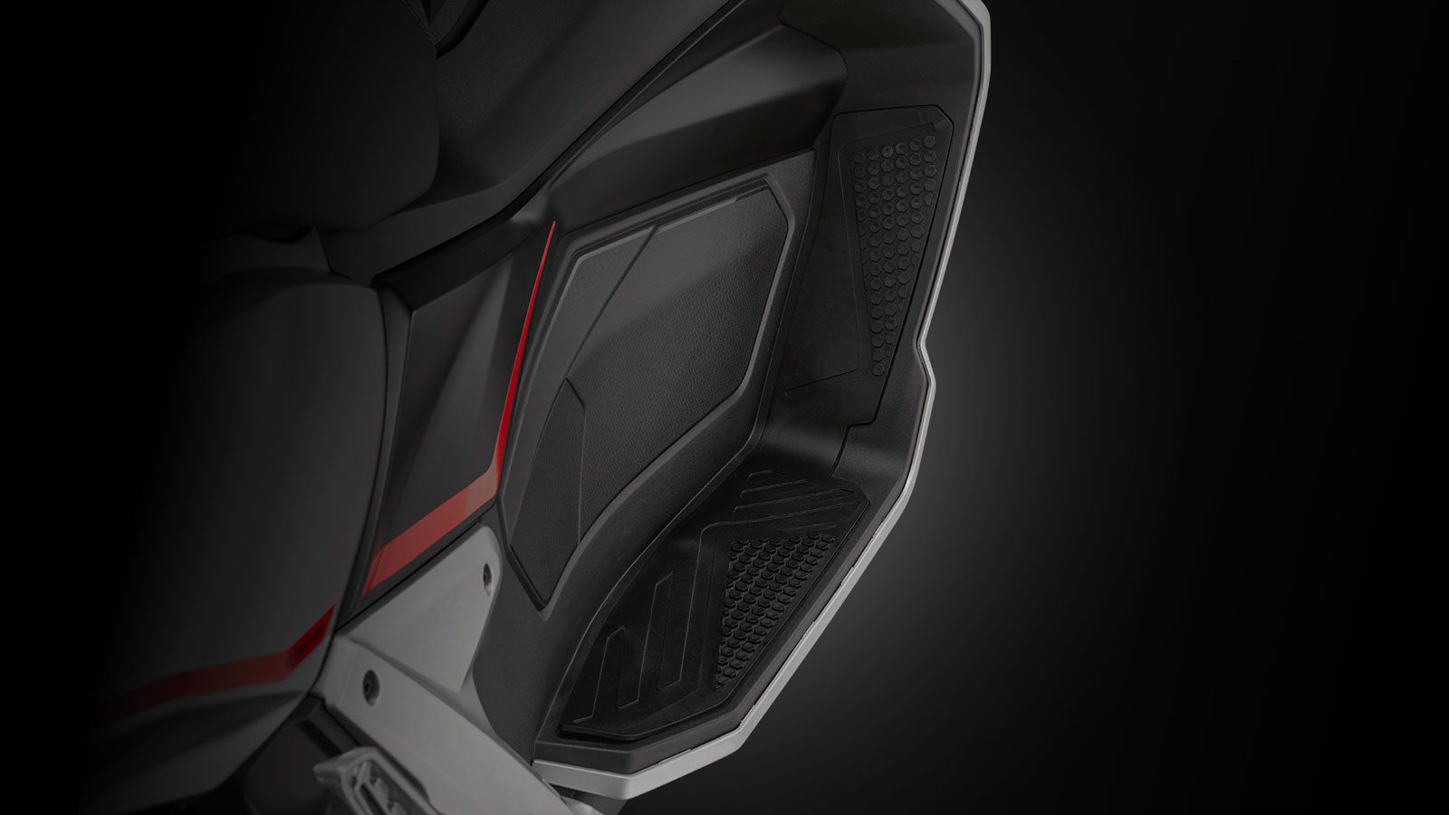 Το ATR 200 προσφέρει ευρύχωρη ποδιά με αντιολισθητικά πατάκια, πολλές θέσεις στήριξης για τα πόδια και πτυσσόμενα μαρσπιέ συνεπιβάτη, δημιουργώντας έν