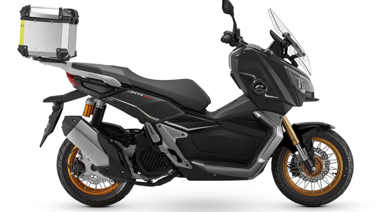 Το πλαίσιο του ATR 200X έχει σχεδιαστεί για σταθερότητα και αντοχή, συνδυάζοντας χαρακτηριστικά scooter πόλης και adventure μοντέλου. Η χαμηλή τοποθέτ