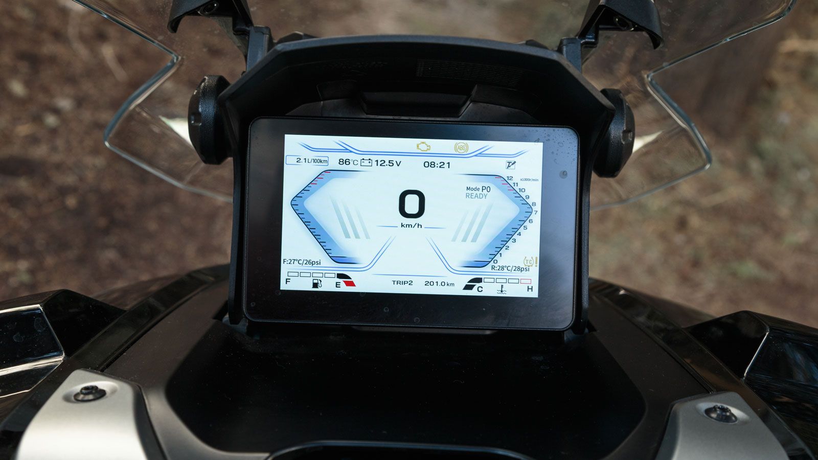 Η TFT οθόνη με Bluetooth προσφέρει πλοήγηση, ειδοποιήσεις και διαχείριση κλήσεων, ενώ η ενσωματωμένη κάμερα καταγραφής ενισχύει την ασφάλεια στην καθη