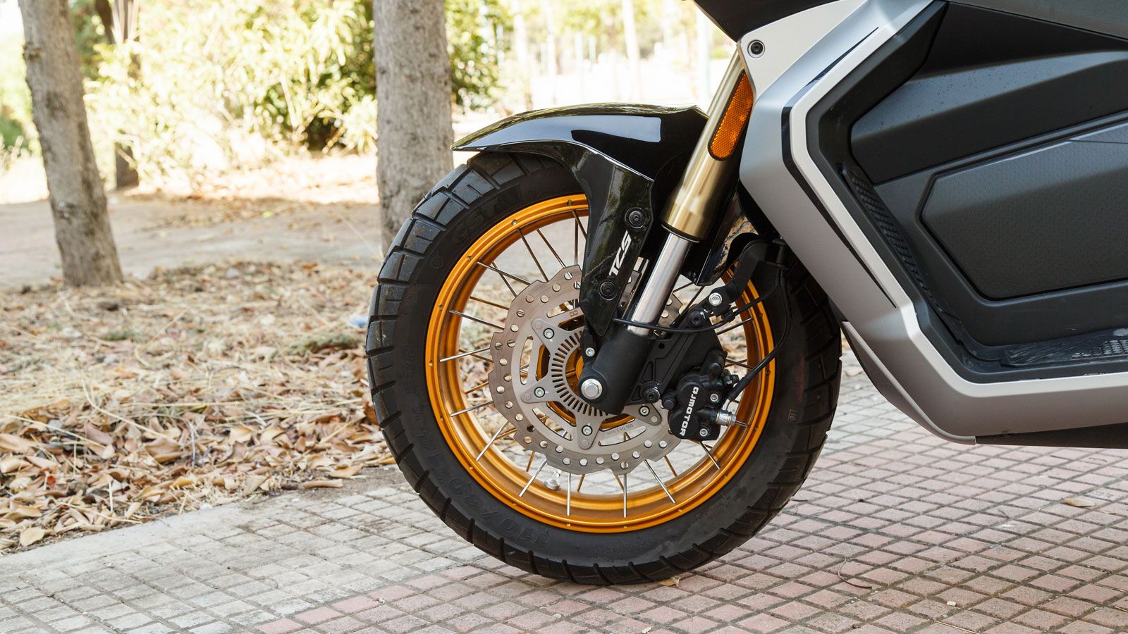 Στις αναρτήσεις συναντάμε ανεστραμμένο πιρούνι διαμέτρου 37mm με διαδρομή 90mm μπροστά, που προσφέρει στιβαρότητα και ακρίβεια.