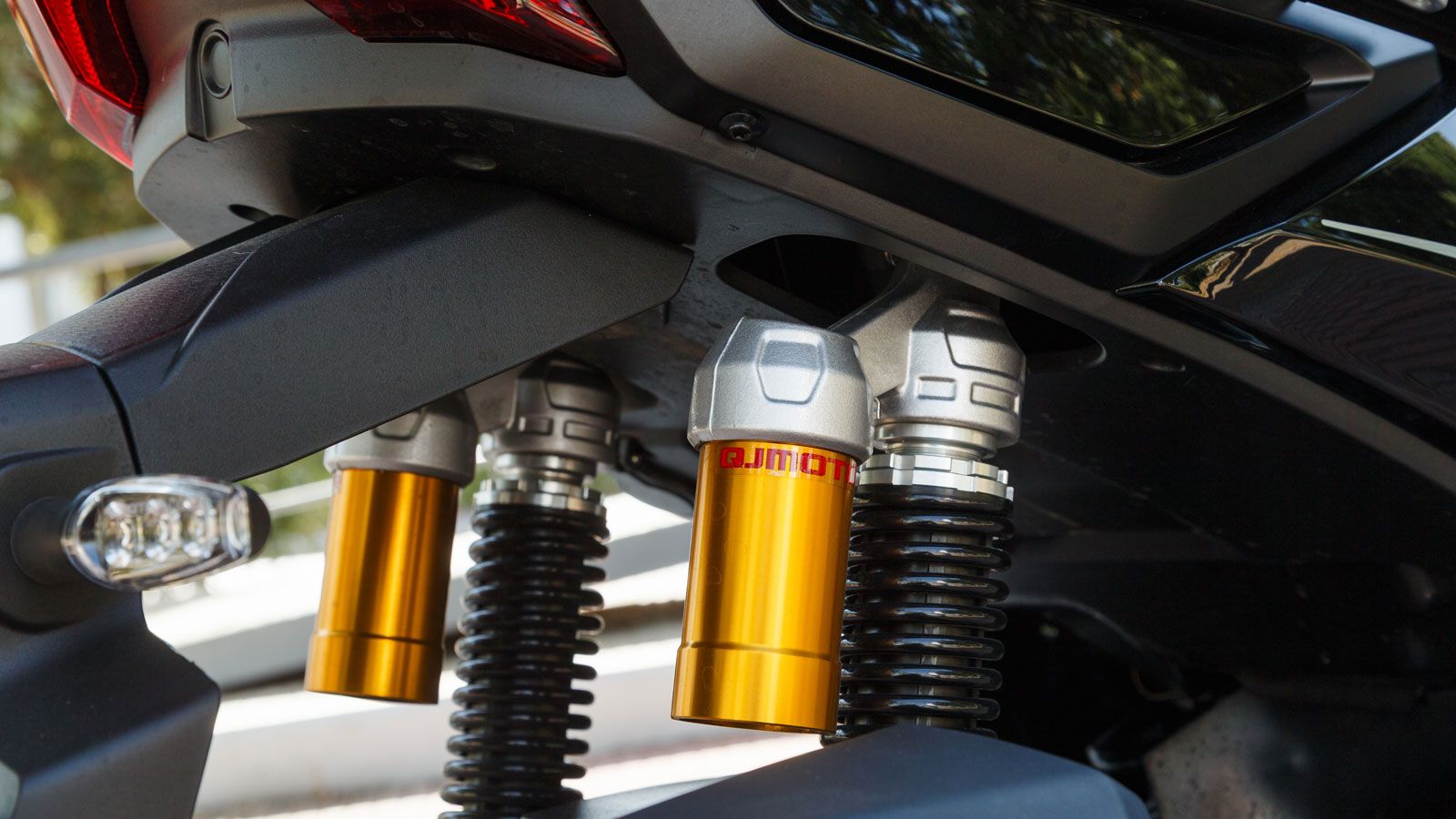 Πίσω τοποθετούνται δύο ρυθμιζόμενα αμορτισέρ με εξωτερικό δοχείο αέρα.