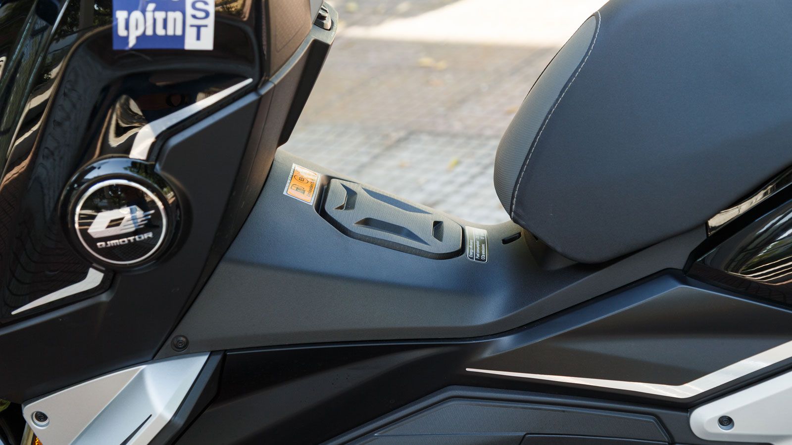 Η ευρύχωρη ποδιά προσφέρει πολλαπλές θέσεις στήριξης για τα πόδια του αναβάτη, με αντιολισθητικά πατάκια, διευκολύνοντας τις μεγάλες διαδρομές. 