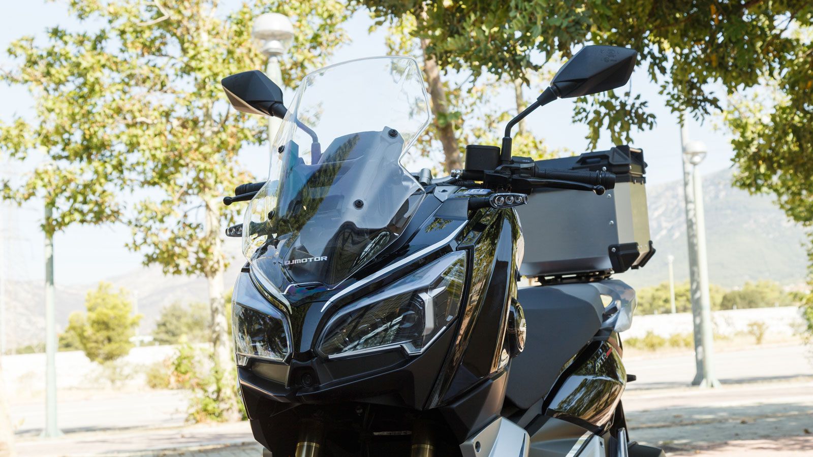 Το μπροστινό τμήμα χαρακτηρίζεται από αιχμηρές γραμμές, full LED φωτιστικά σώματα με DRL και επιθετική «μάσκα» που τονίζει τον δυναμικό χαρακτήρα του.