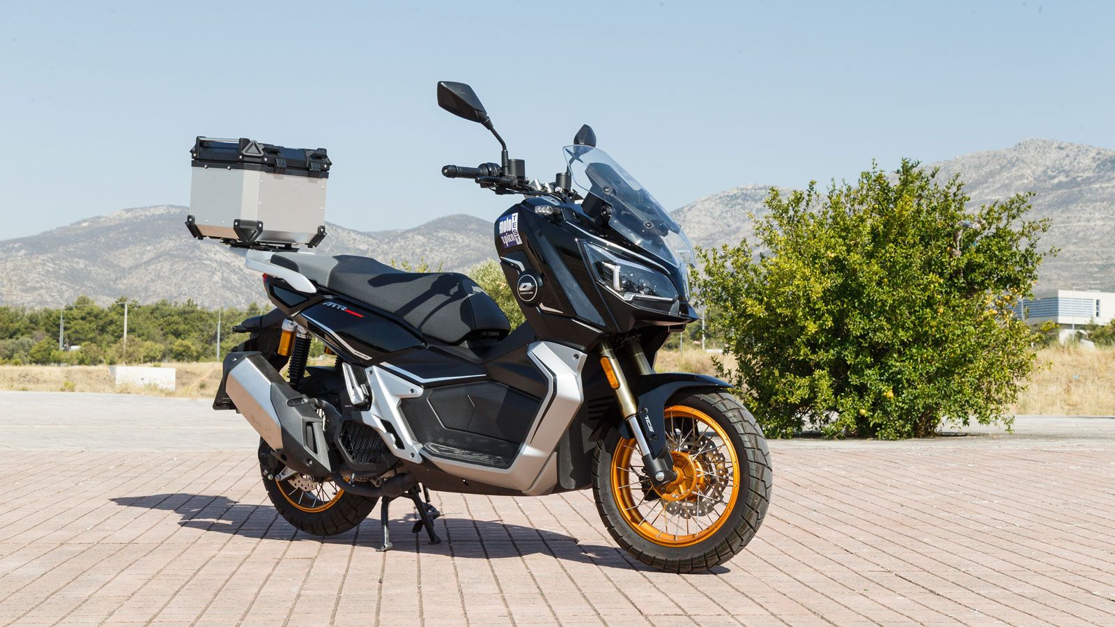 Το ATR 200X φέρει σχεδίαση που το τοποθετεί ευθέως στην κατηγορία των adventurescooter, με έντονα σπορ στοιχεία και πρακτικότητα για καθημερινή χρήση.