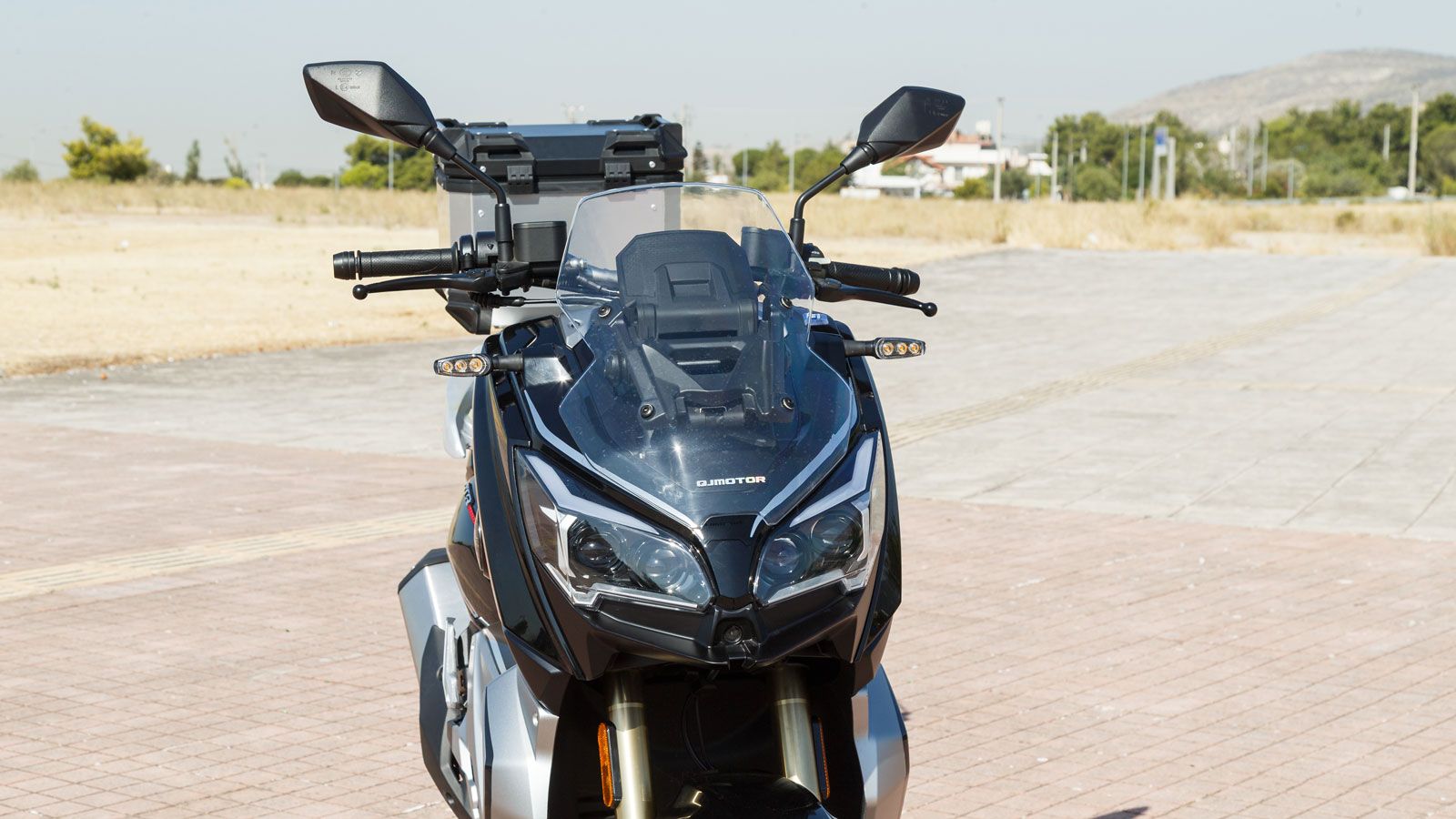 Πρόκειται για ένα scooter που σε αρκετούς τομείς ξεπερνά τις προσδοκίες, κάνοντάς το ιδιαίτερα ελκυστική επιλογή για όσους θέλουν να συνδυάσουν τεχνολ