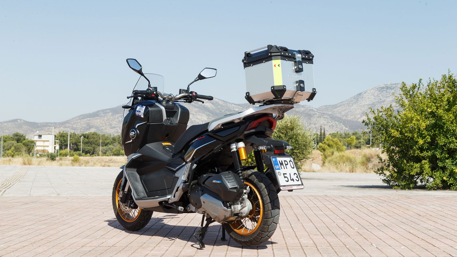 Συνολικά, το πλαίσιο και τα περιφερειακά του ATR 200X συνδυάζουν ευελιξία με σιγουριά, στοιχεία που ταιριάζουν στον διπλό χαρακτήρα του ως scooter πόλ