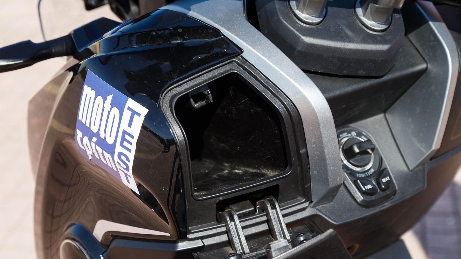 Δύο πρακτικά ντουλαπάκια κάτω από το τιμόνι εξυπηρετούν τα μικροαντικείμενα, με το αριστερό να φιλοξενεί διπλή θύρα USB τύπου A και C, για ταυτόχρονη 