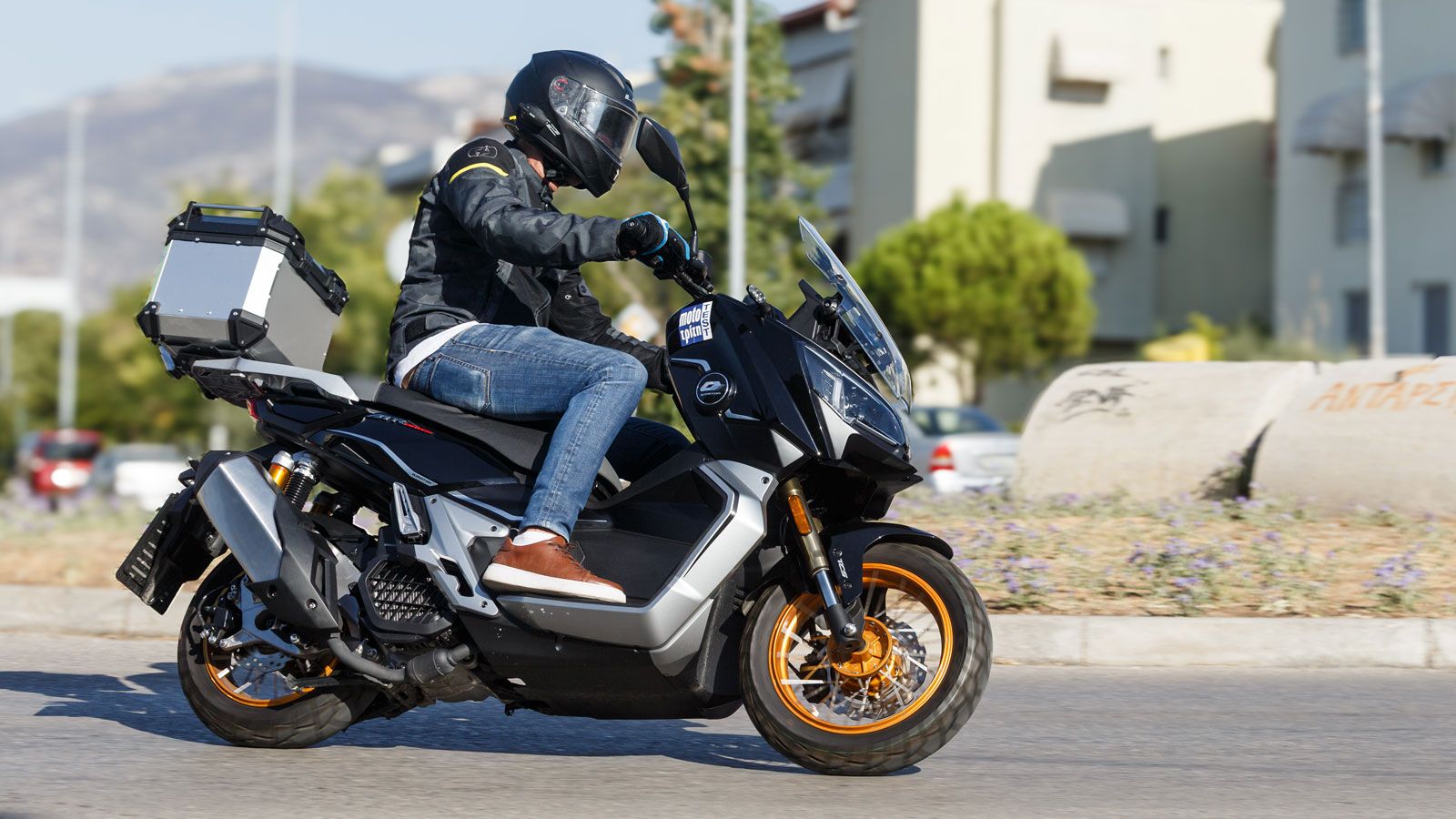 Ο μεγαλύτερος αδερφός του ATR 125 κάνει ό,τι και ο μικρός, αλλά καλύτερα και πιο γρήγορα. Η «αλήτικη» του συμπεριφορά και ο διασκεδαστικός του χαρακτή