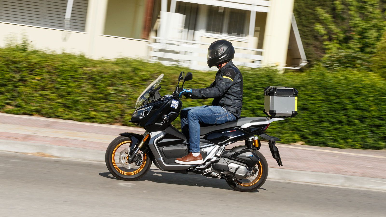 Οι ρεπρίζ του είναι παραπάνω από ικανοποιητικές, με άμεση απόκριση και αίσθηση μεγαλύτερου κυβισμού, κάτι που το κάνει ιδιαίτερα άνετο στην πόλη αλλά 