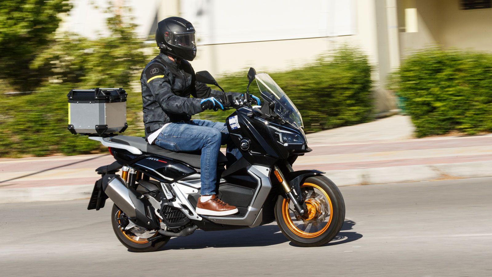 Η QJ MOTORS είναι μία νέα σχετικά μάρκα, αλλά με μεγάλη τεχνογνωσία αφού ξεκίνησε ως εξελικτικό κέντρο κινητήρων που ψώνιζαν πολύ μεγάλοι κατασκευαστέ