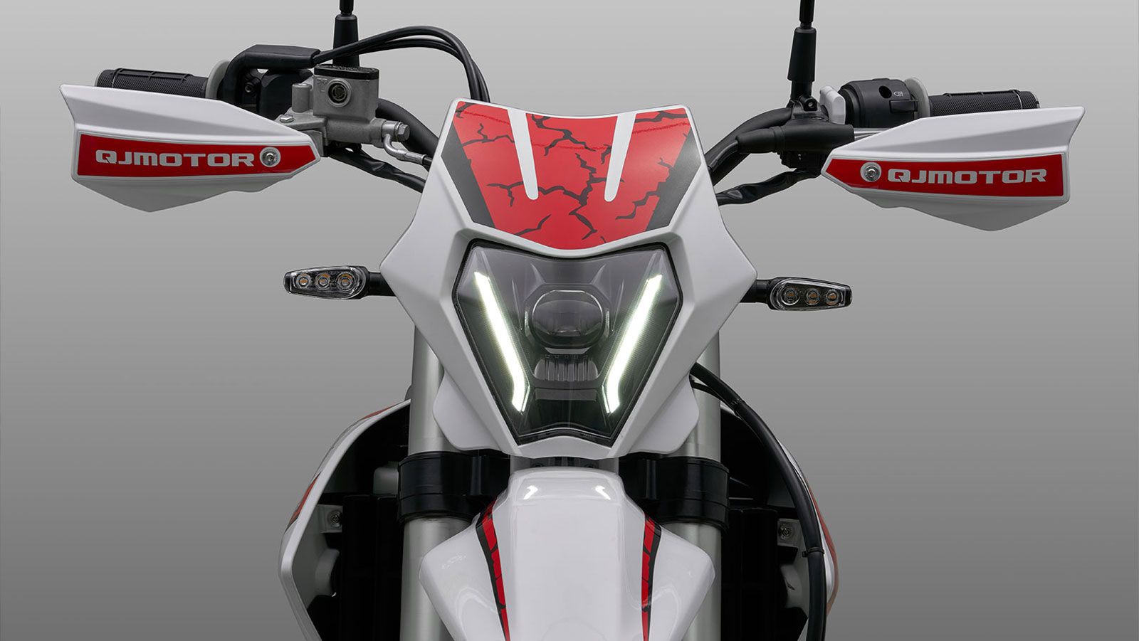 Ο φωτισμός είναι πλήρως LED, ενώ η LCD οθόνη παρέχει καθαρές πληροφορίες για ταχύτητα, στροφές και ενδείξεις λειτουργίας.