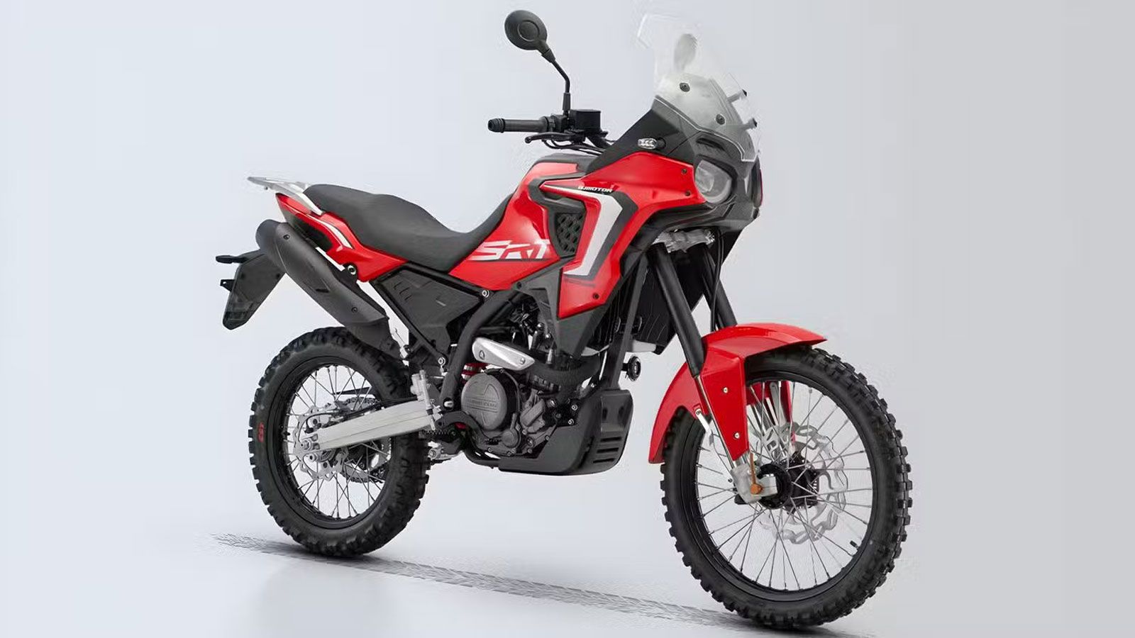 Το νέο QJMotor SRT 300 DX φέρνει στο προσκήνιο μια προσιτή αλλά καλά εξοπλισμένη επιλογή για όσους αναζητούν διπλής χρήσης μοτοσυκλέτα με off-road δυν