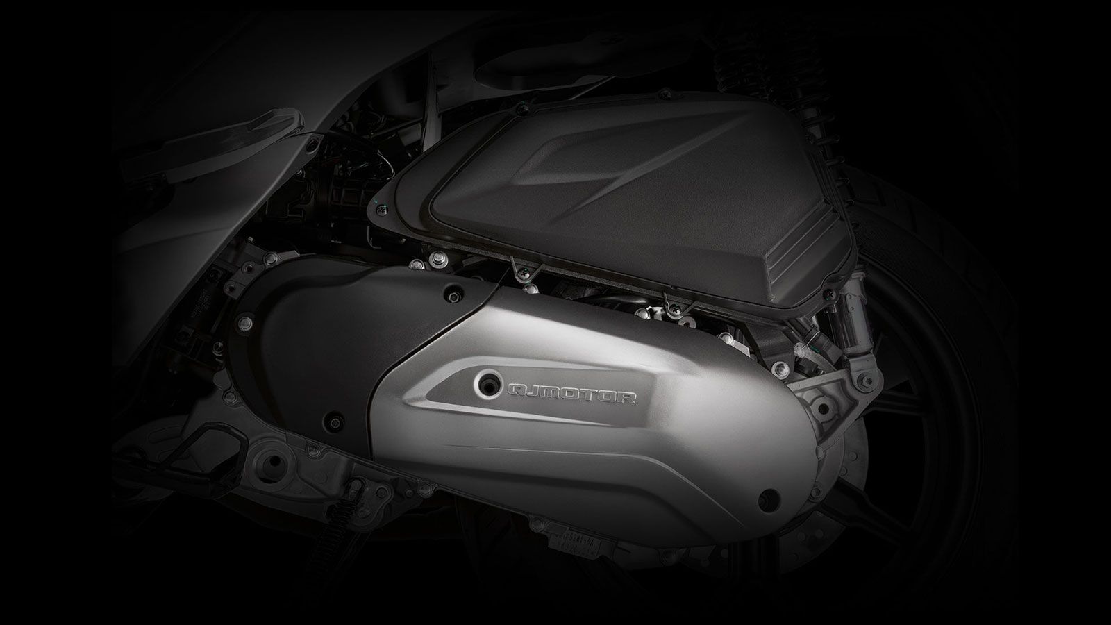 Στην καρδιά του QJMOTOR FORT 125N βρίσκεται ένας υγρόψυκτος τετραβάλβιδος κινητήρας 125 κ.εκ., που αποδίδει 15 ίππους και 12 Nm ροπής, με ηλεκτρονική 