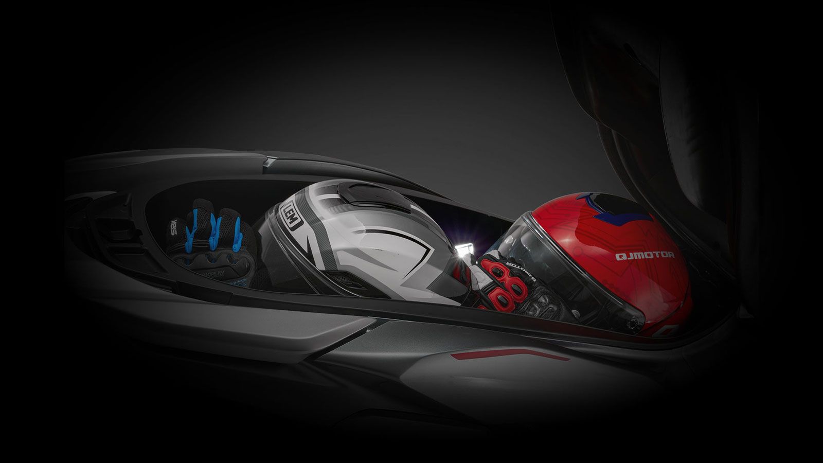 Χώρος στη κάτω από την σέλα για δύο κράνη.