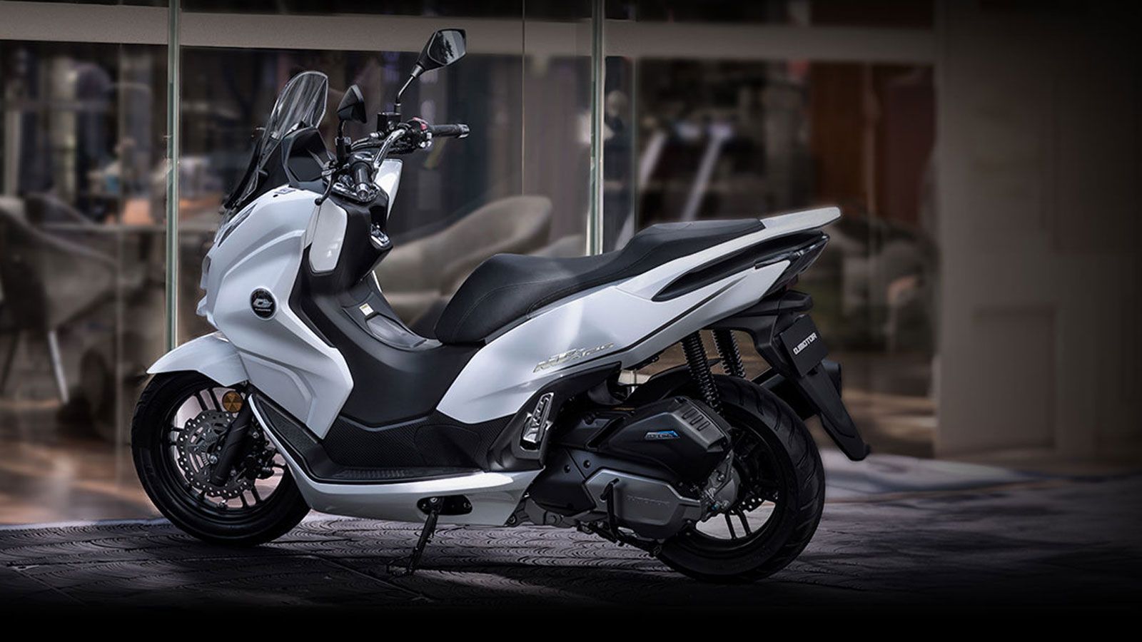 Το QJMOTOR MTX 125 ABS / TCS ενσωματώνει τεχνολογίες που συναντάμε σε μεγαλύτερες κατηγορίες, ξεκινώντας από τον υγρόψυκτο, τετραβάλβιδο μονοκύλινδρο 